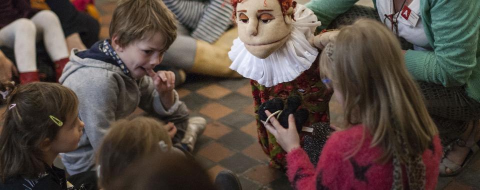 foto: Ans Brys handpop Martina en enkele kinderen
