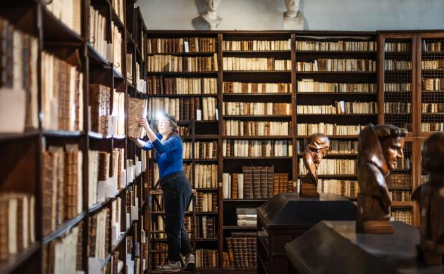 medewerkster zoekt boeken uit die naar Google Books worden verzonden voor digitalisering