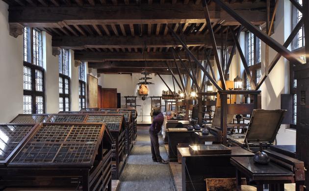 De oude drukkerij met links de letterkasten en rechts de drukpersen