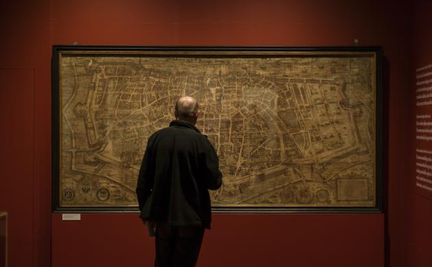 man kijkt naar Bononiensiskaart