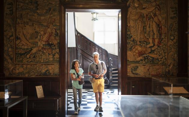 foto: Ans Brys bezoekers lopen het kleine salon binnen