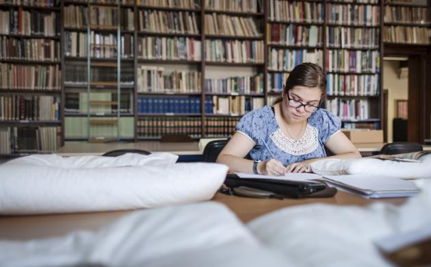 student in de leeszaal