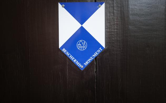 label beschermd monument aan gevel museum Plantin-Moretus