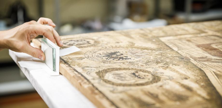 kleine deeltjes van de kaart worden vastgezet met tyloselijm kleine deeltjes van de kaart worden vastgezet met tyloselijm