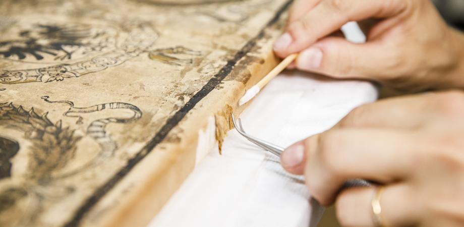 kleine deeltjes van de kaart worden vastgezet met tyloselijm kleine deeltjes van de kaart worden vastgezet met tyloselijm