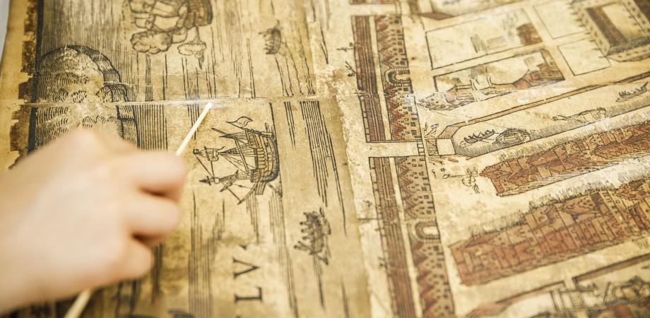 Witglanzende waas wordt verwijderd met een wattenstaafje Witglanzende waas wordt verwijderd met een wattenstaafje