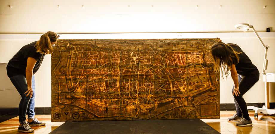 Bononiensiskaart met een lichtbron achter de kaart Bononiensiskaart met een lichtbron achter de kaart