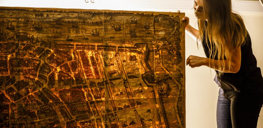 Bononiensiskaart met een lichtbron achter de kaart Bononiensiskaart met een lichtbron achter de kaart